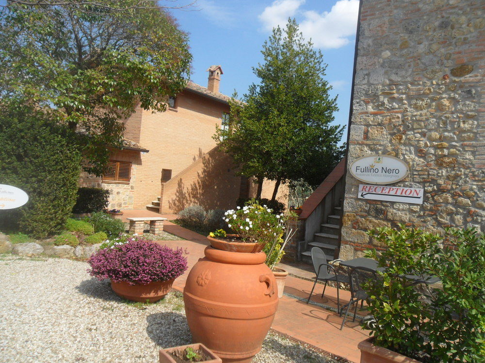 Fullino Nero Rta - Residenza Turistico Alberghiera Сиена Экстерьер фото